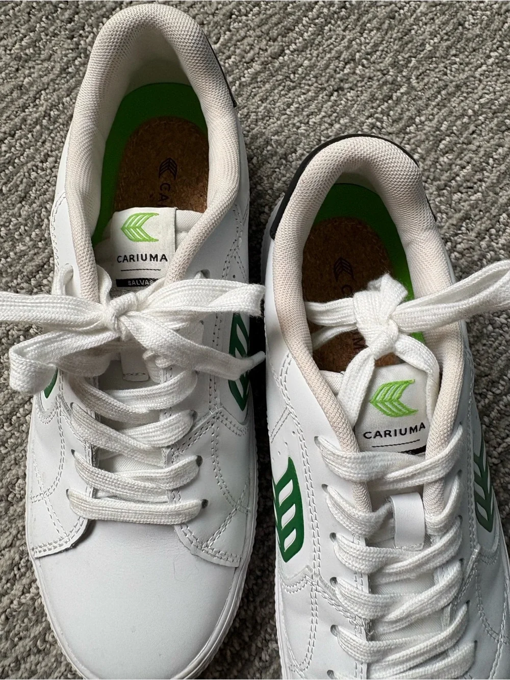 Cariuma minimalist white